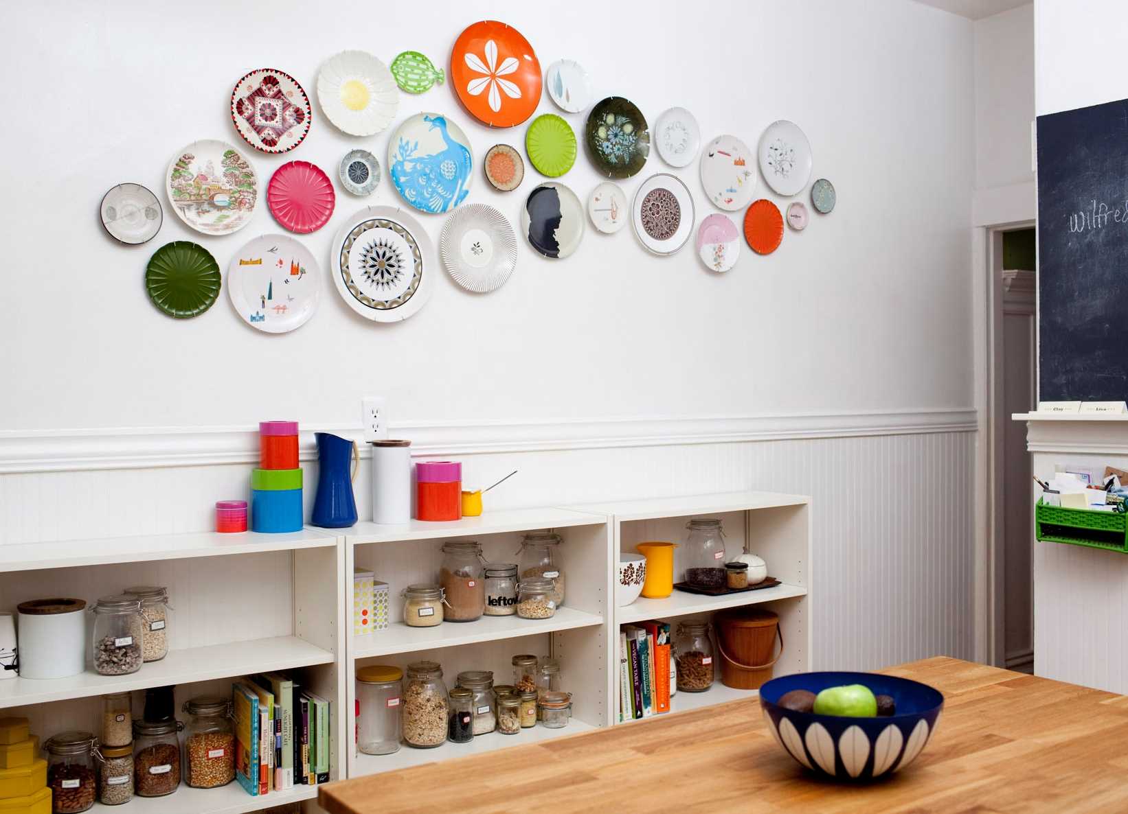 variant of the bright style of the bedroom with decorative plates on the wall