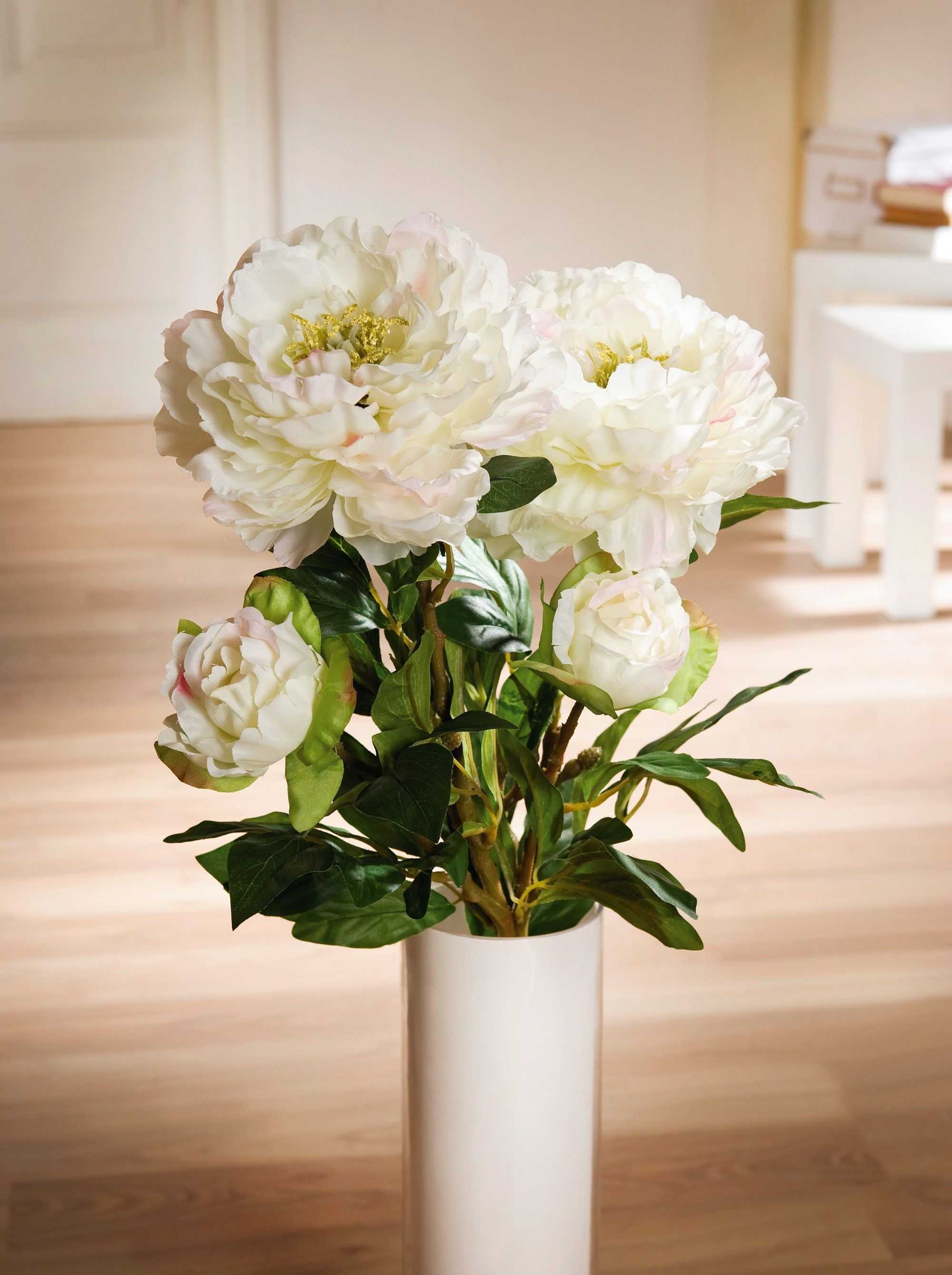 a variant of a beautiful interior of a vase with decorative flowers