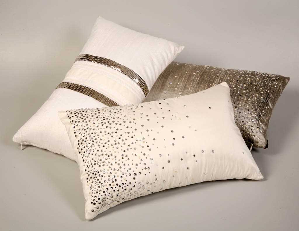 version of modern decorative pillows in the bedroom interior