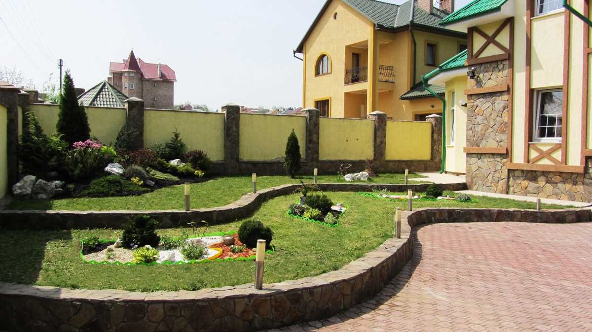 variant of unusual decoration of the courtyard of a private house