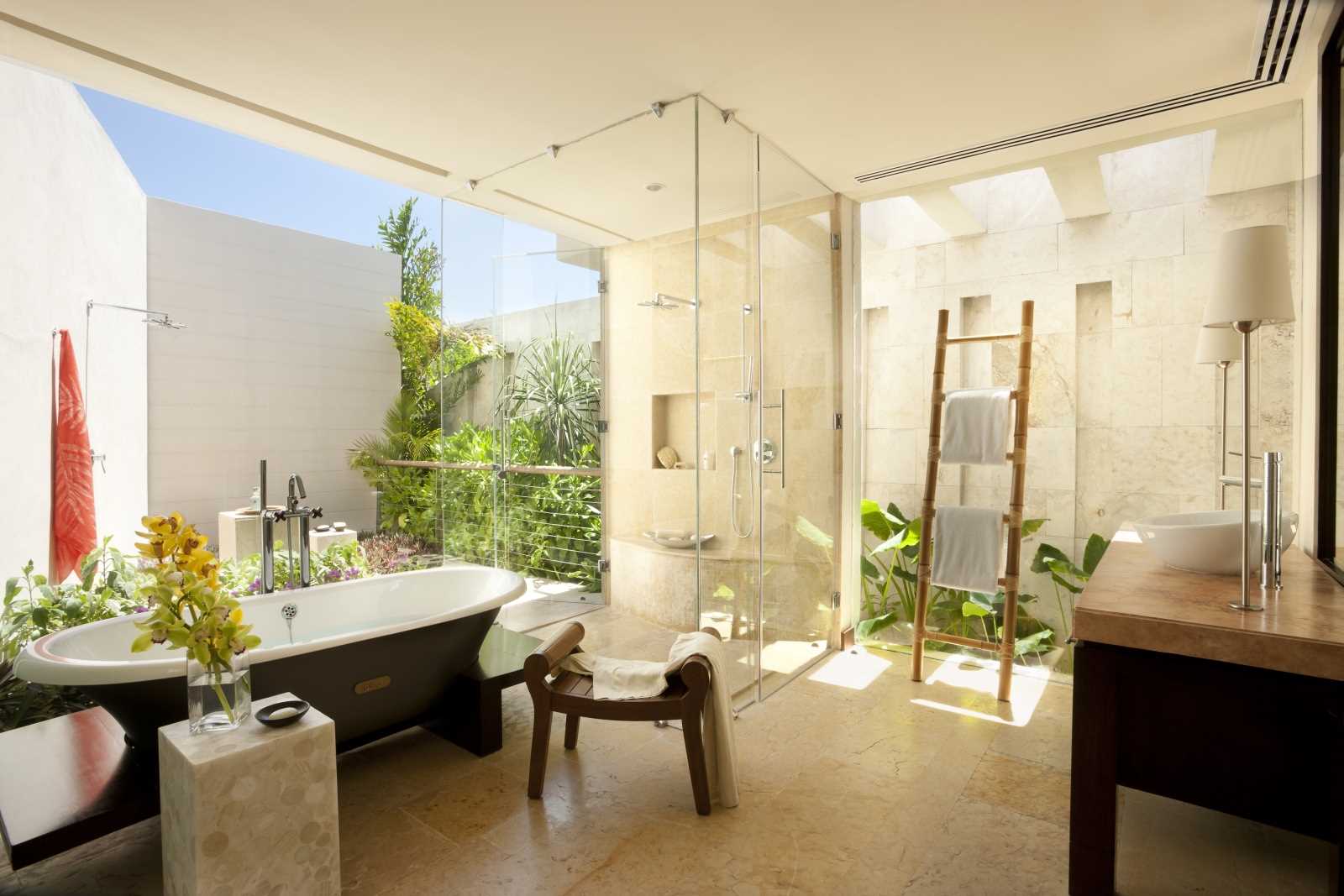 idea of ​​bright design of a bathroom with a window