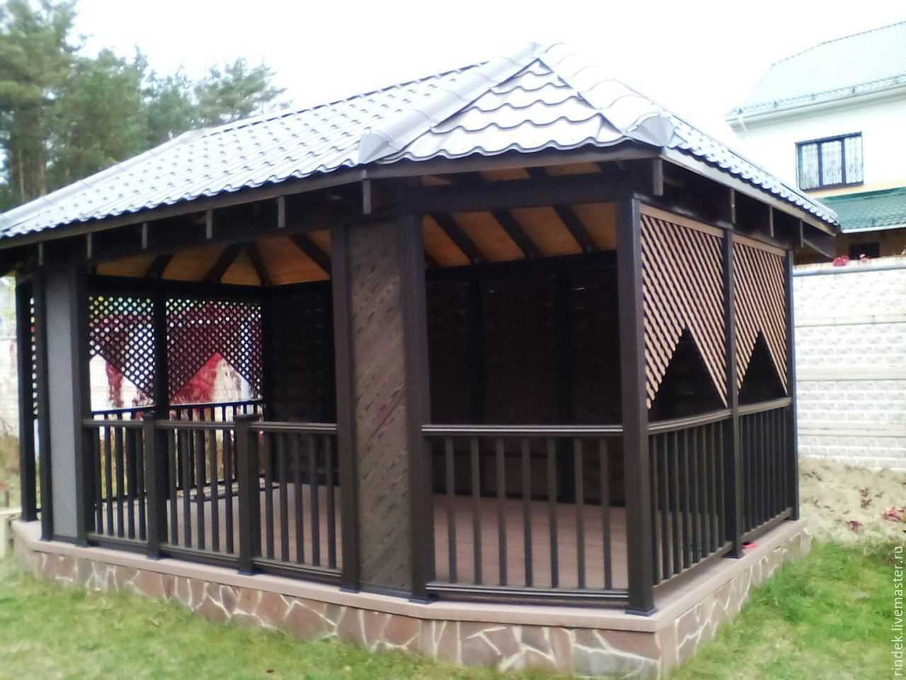 versi bahagian dalaman gazebo yang indah di halaman