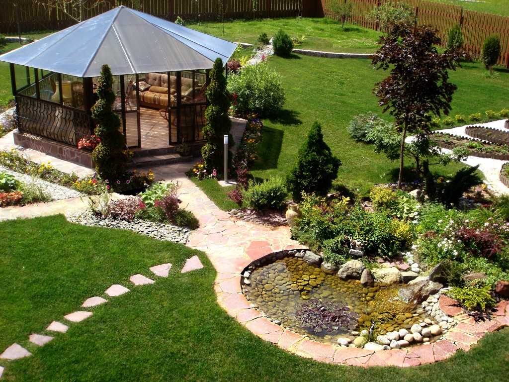 variant of unusual decoration of the courtyard of a private house