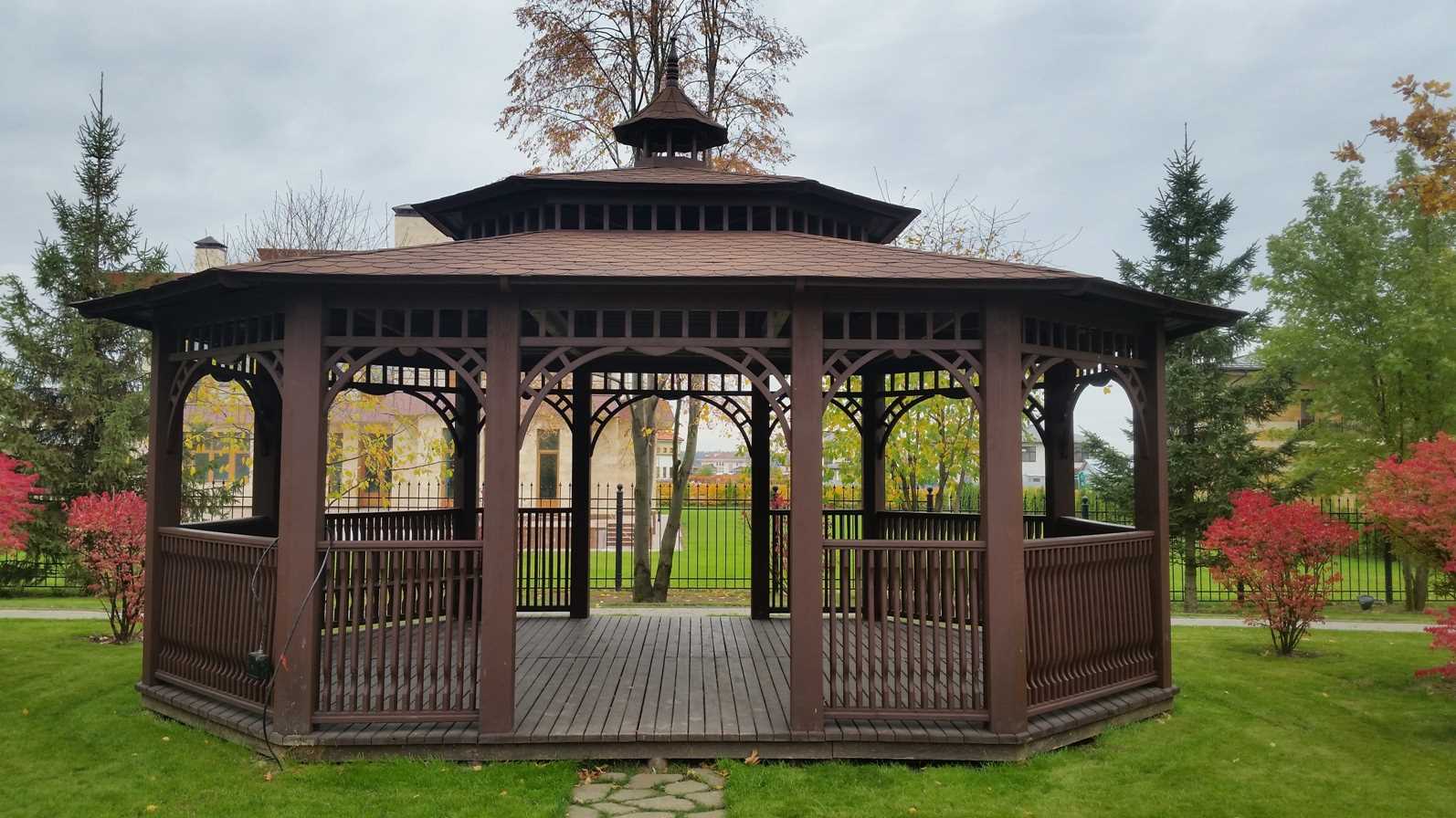 versi gaya gazebo yang indah di halaman