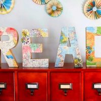 the idea of ​​using decorative letters in the style of the room photo