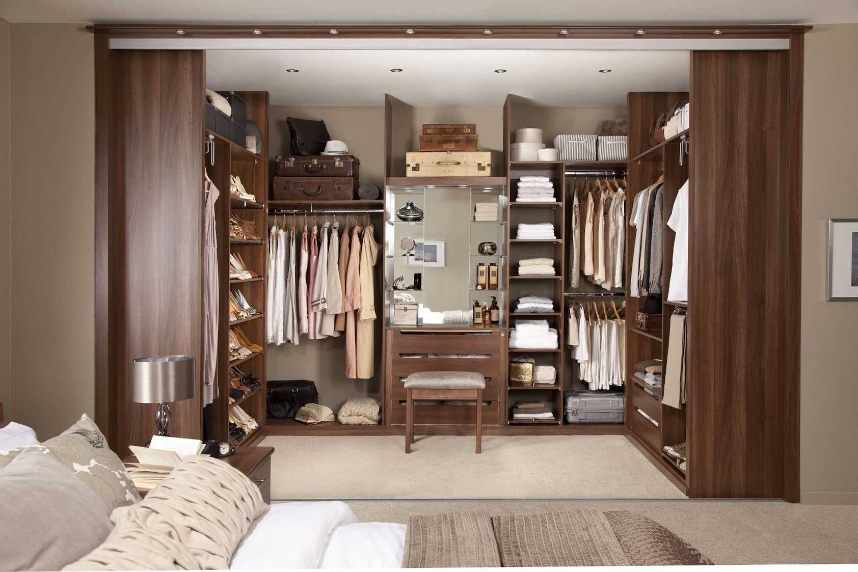 the idea of ​​an unusual interior wardrobe room