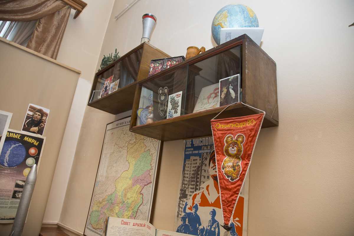 the idea of ​​an unusual style of the room in the Soviet style