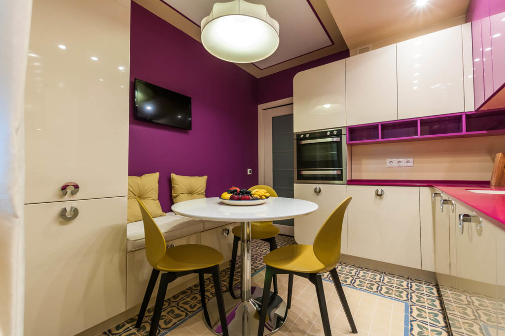 dapur dengan sofa di apartmen