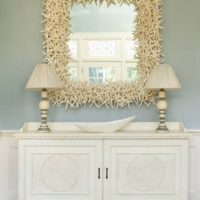 decor from shells on the mirror