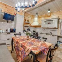 idée d'un décor de cuisine lumineux dans une photo de maison en bois