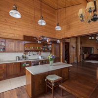 variante d'une belle conception de cuisine dans une photo de maison en bois