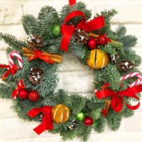 do-it-yourself example of using an unusual style of a Christmas wreath