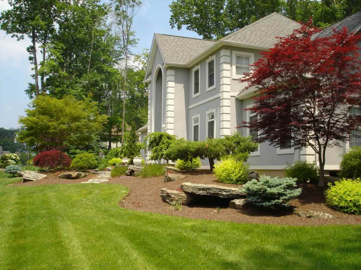 the idea of ​​an unusual design of the front garden at the cottage