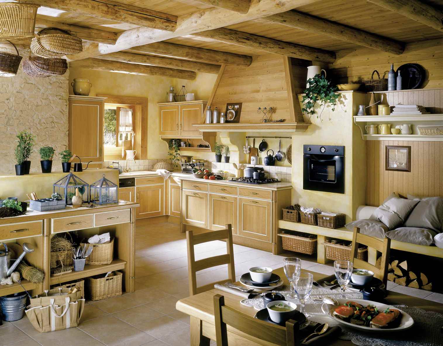 variante d'une cuisine lumineuse dans une maison en bois