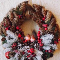 do-it-yourself idea of ​​using an unusual design of a Christmas wreath