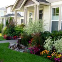 An example of a bright front garden decor in a private courtyard