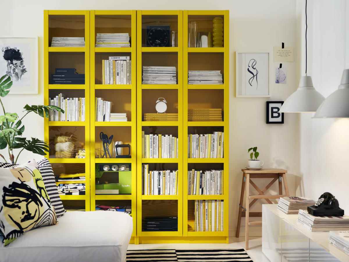 the option of using light yellow in the interior of the apartment