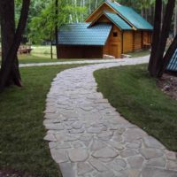 An example of the use of light garden paths in landscape design