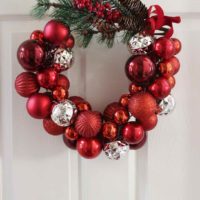 the idea of ​​using a bright decor of a Christmas wreath with your own hands picture