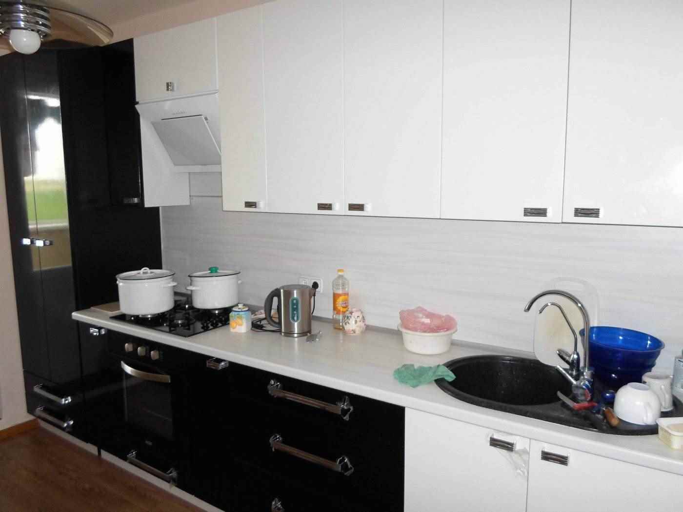 Contoh dapur gaya cerah 13 sq.m