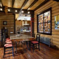 variante d'un bel intérieur de cuisine dans une maison en bois photo