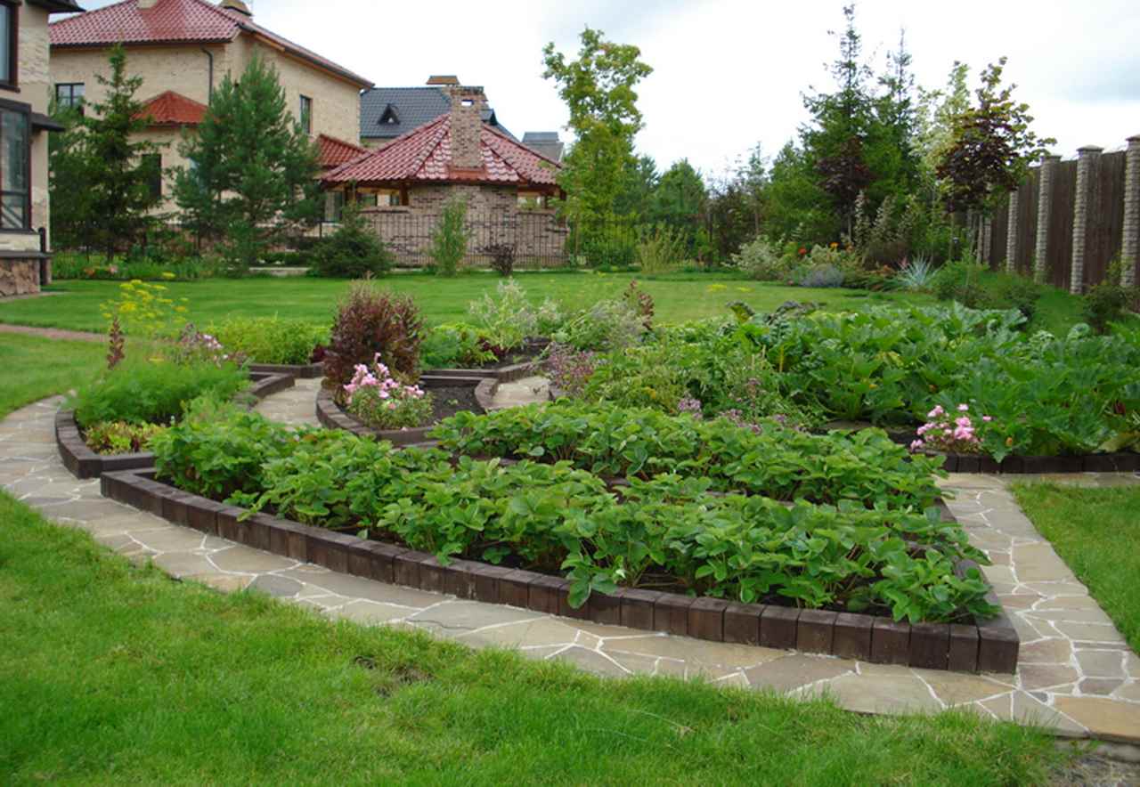 An example of an unusual garden decor in a private courtyard