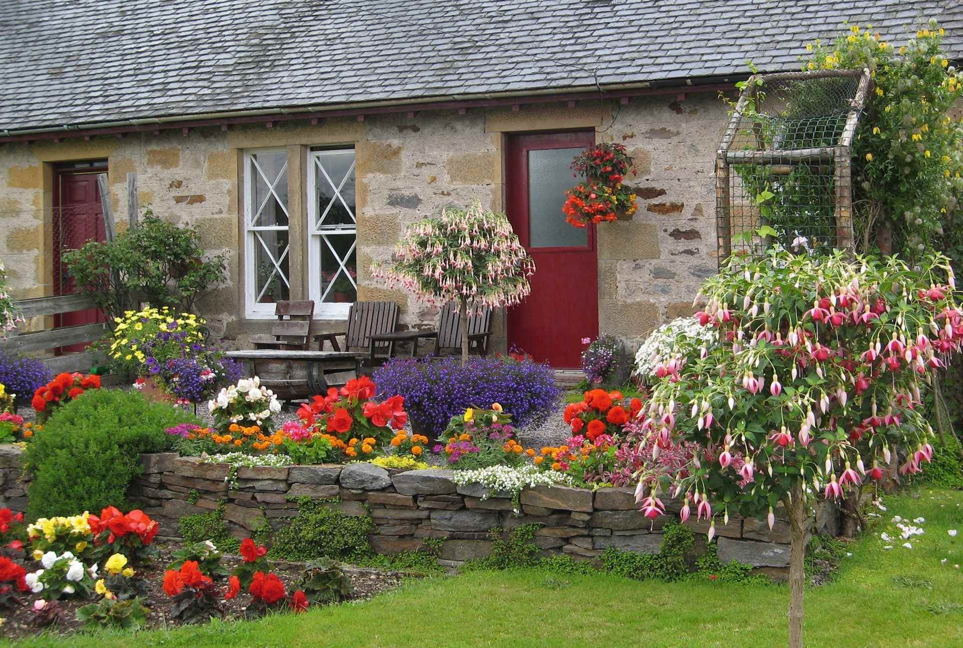 idea of ​​a beautiful front garden decor in a private courtyard