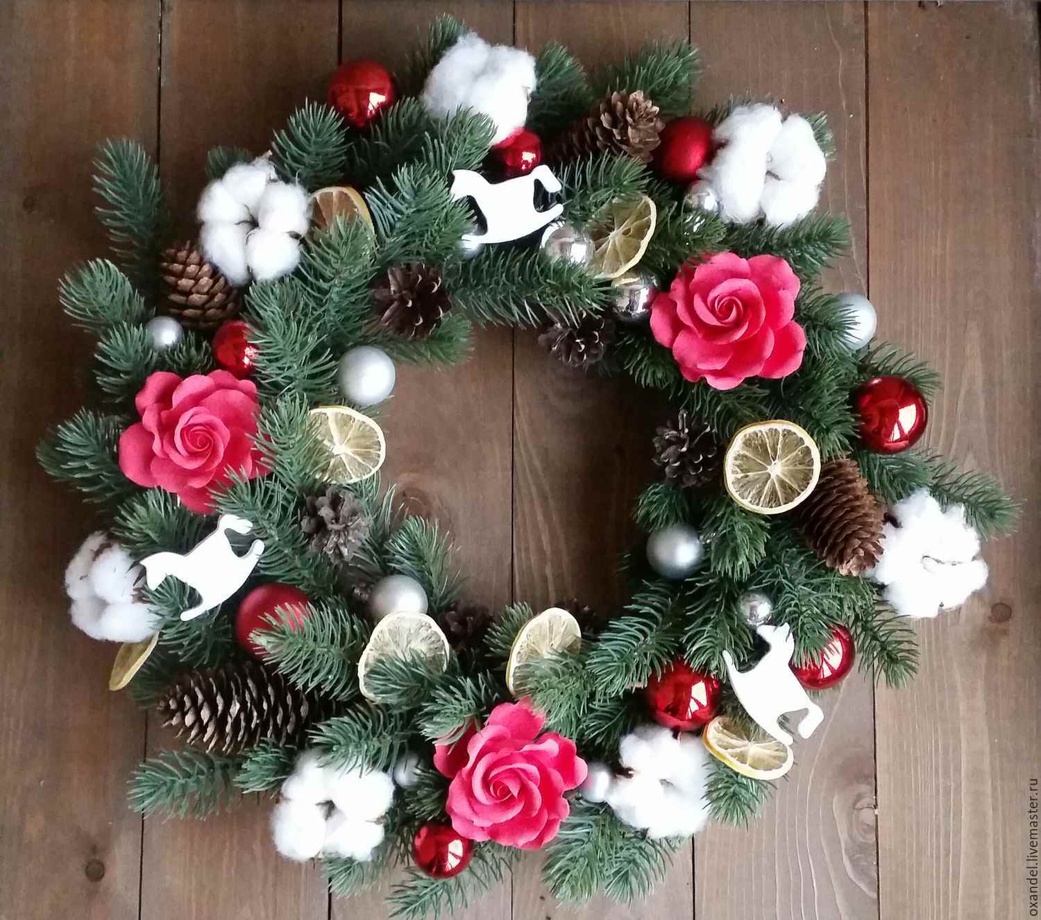 do-it-yourself example of using a beautiful style of a Christmas wreath