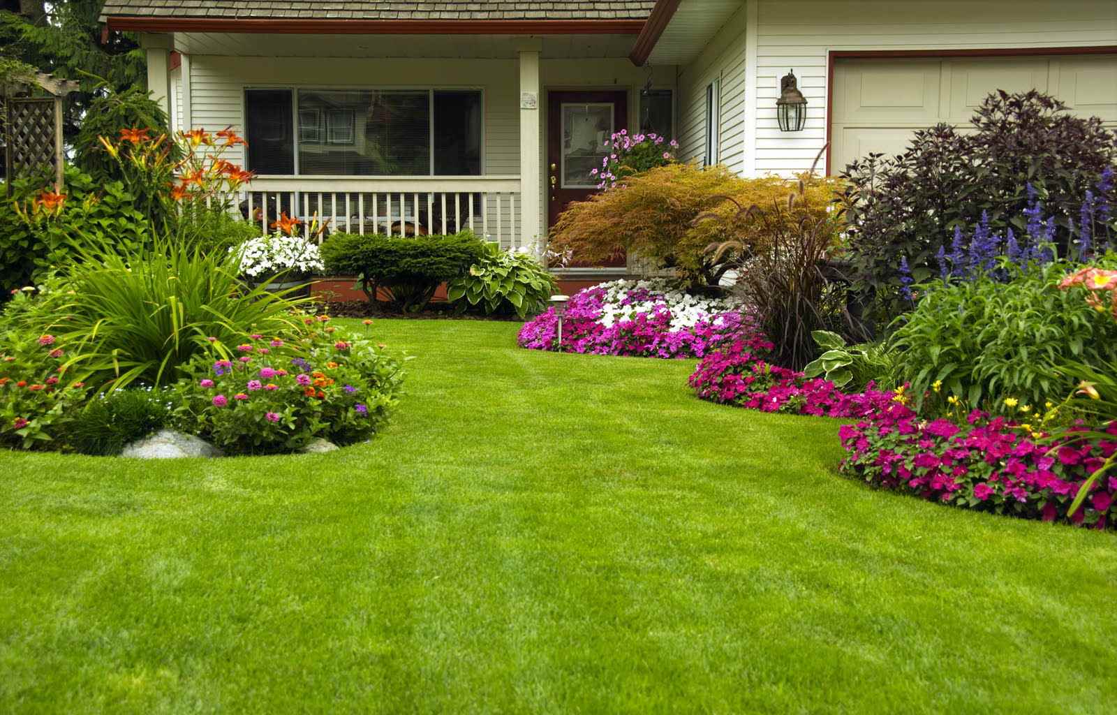 An example of a bright front garden decor in a private courtyard