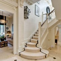 escalier dans le couloir intérieur élégant