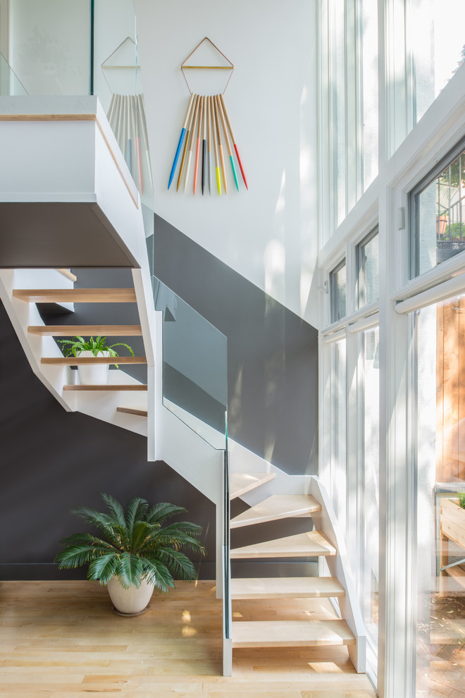 bel escalier dans le couloir