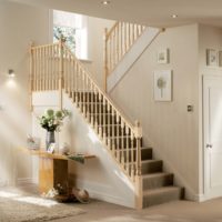 escalier dans le couloir de la maison