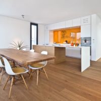 Solid wood worktop and natural parquet in the living room