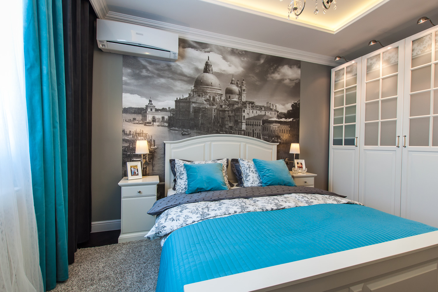 Black and white photo wallpaper over the head of the bed in the bedroom