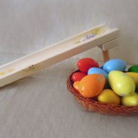 DIY souvenir slide for Easter eggs