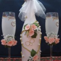 variant of unusual decoration of the decor of wedding glasses photo