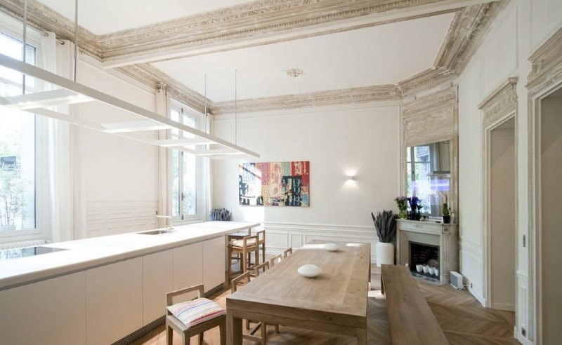 Stucco style ceiling in the dining room of a country house