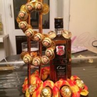 Bouquet dengan cognac dan gula-gula untuk lelaki