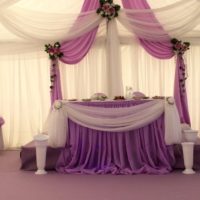 Lilac tulle in the design of the table of the bride and groom