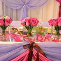 Scarlet roses in the decor of the wedding table