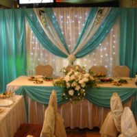 Lilac and beige fabrics in the design of the wedding table