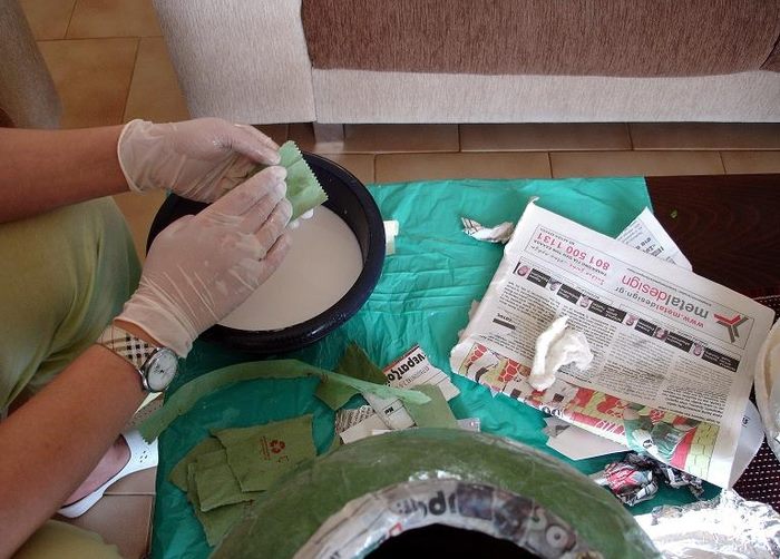 Papier-mache do-it-yourself vase pasting