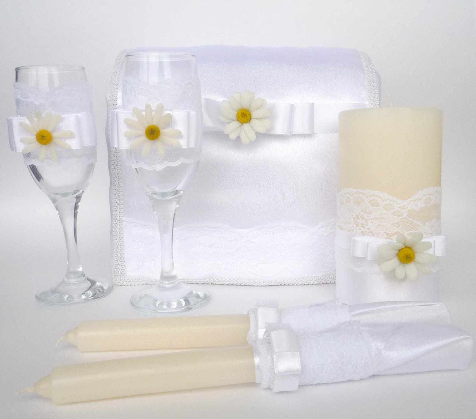 option for bright decoration of the style of wedding glasses