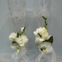 variant of a beautiful decoration of the decor of wedding glasses picture