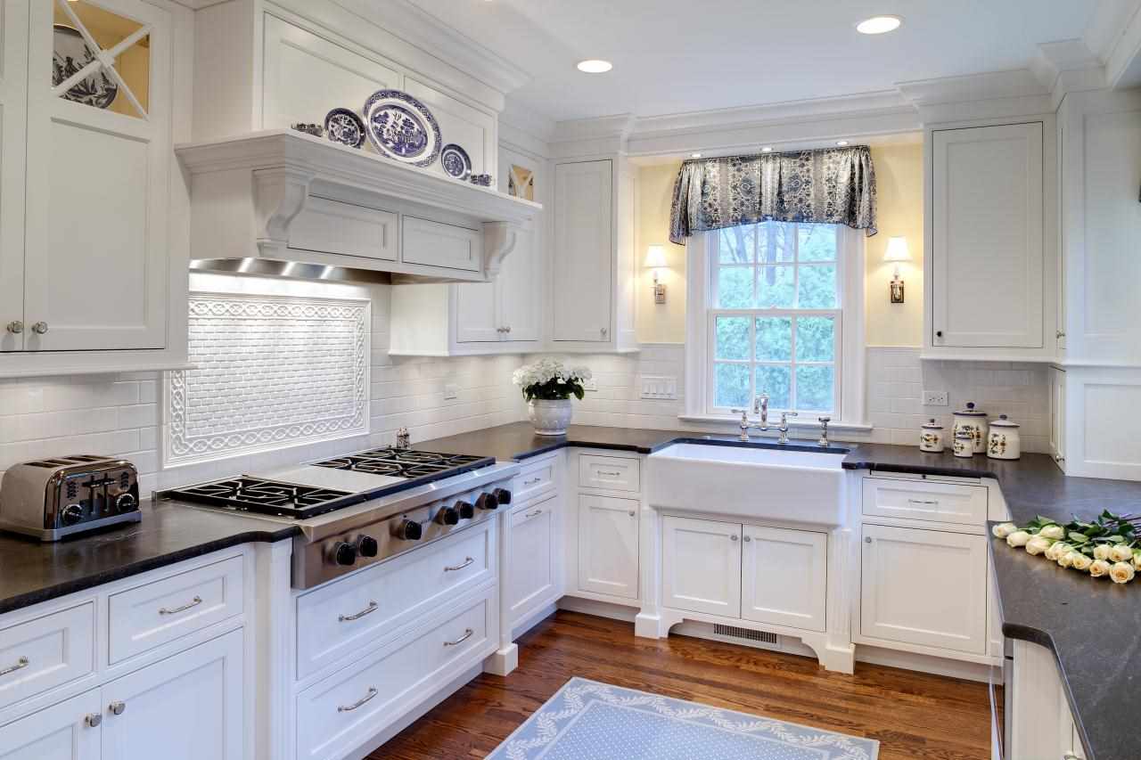 variant of the bright window decor in the kitchen