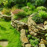 Flat stone retaining walls