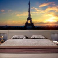 Motif Paris di mural di dalam bilik tidur