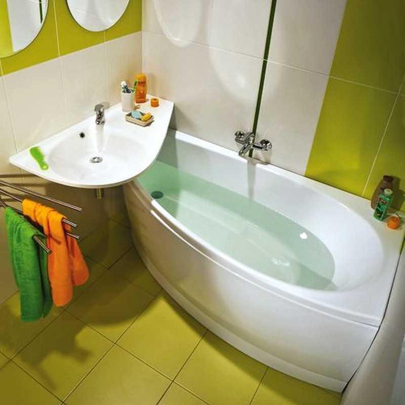 Corner washbasin over the bath in the combined bathroom