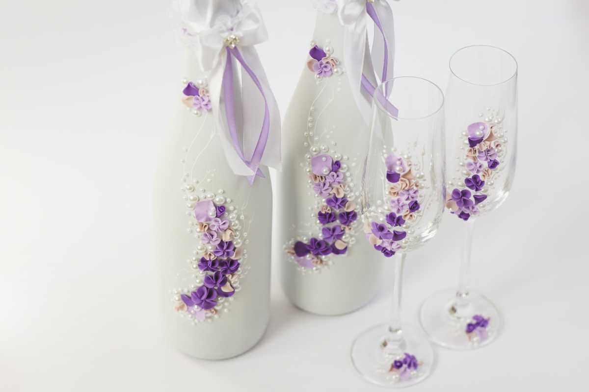 option for a beautiful decoration of the decor of wedding glasses