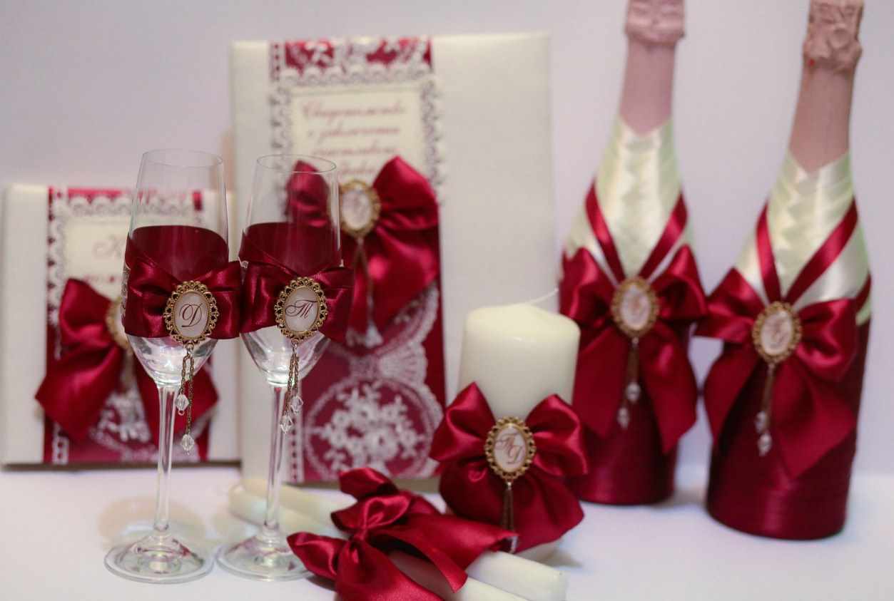 the idea of ​​a bright design for the design of wedding glasses